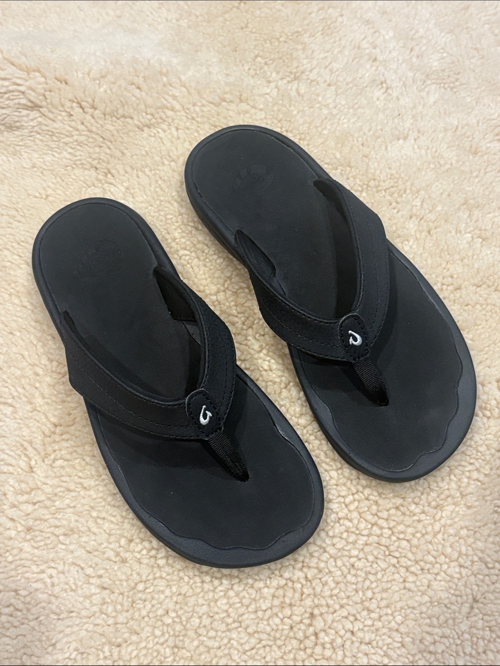 OluKai Ohana beach sandals, black, women’s US 6
